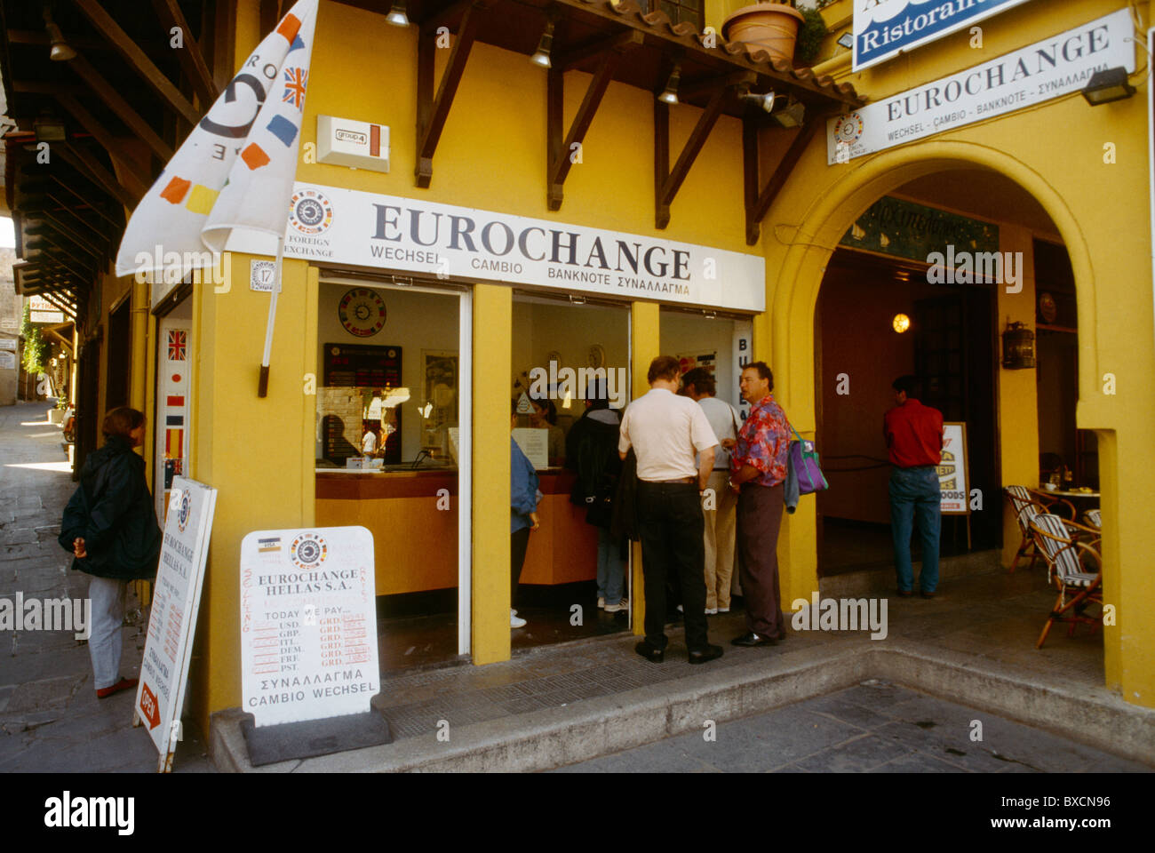 Rhodes Grèce Personnes en attente à Eurochange - Euro Banque D'Images
