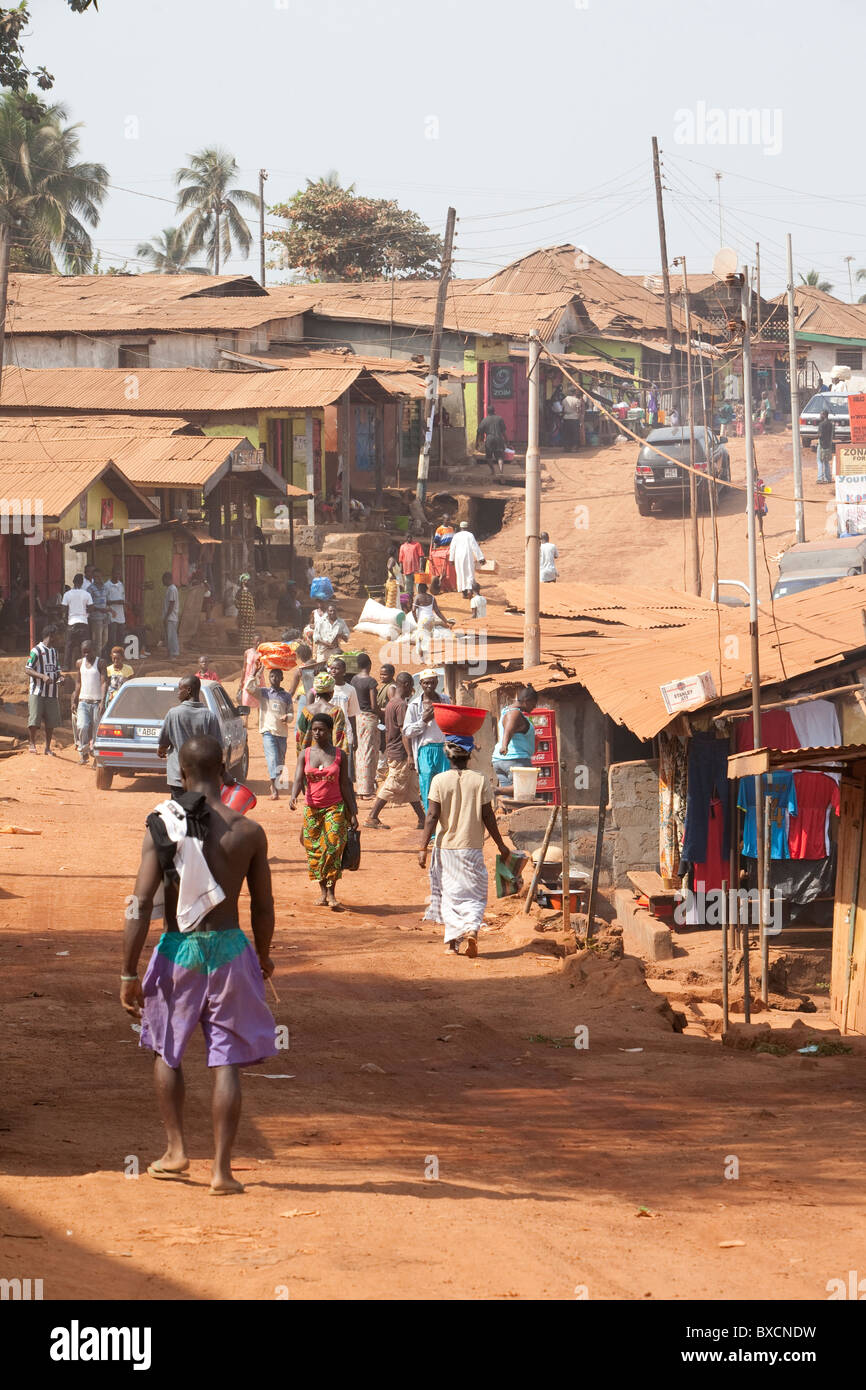 Dans les rues bondées de Freetown, Sierra Leone, Afrique de l'Ouest. Banque D'Images
