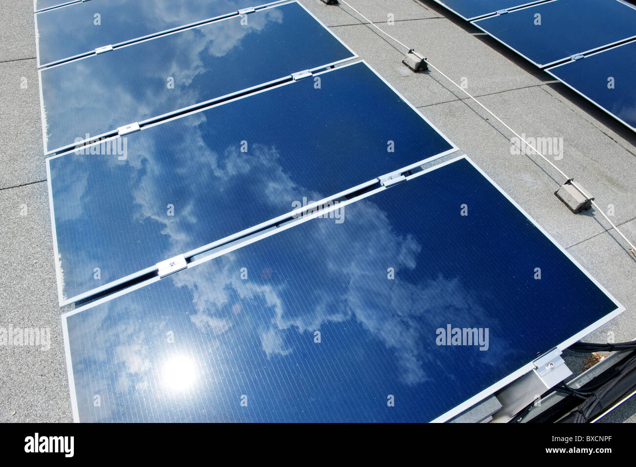Introduction et mise en œuvre de la plus grande centrale solaire à Berlin sur le toit d'aqueducs de Tegel, Berlin, Allemagne Banque D'Images