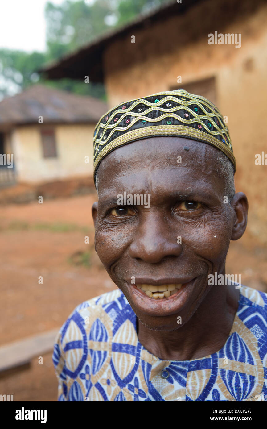 Chef de village en habit traditionnel - Port Loko, Sierra Leone, Afrique de l'Ouest. Banque D'Images