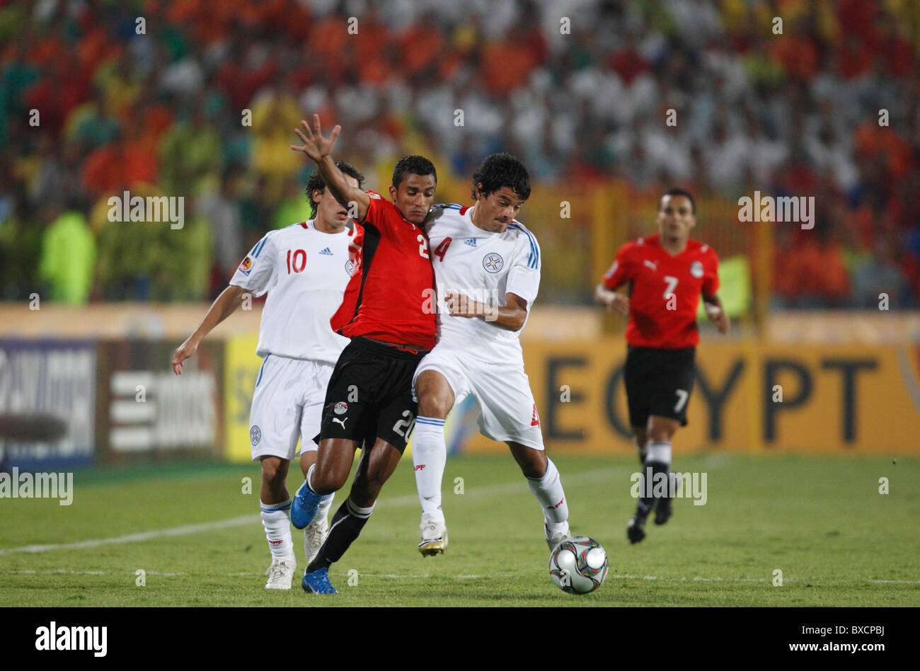 Le Paraguay Cesar Benitez (4) prend le ballon de l'égyptien Hussam Arafat (20 ans) lors d'un match de la Coupe du monde U-20 de la FIFA du Groupe A le 28 septembre 2009 au stade international du Caire au Caire, en Égypte. Usage éditorial exclusif. Utilisation commerciale interdite. (Photographie de Jonathan Paul Larsen / Diadem images) Banque D'Images