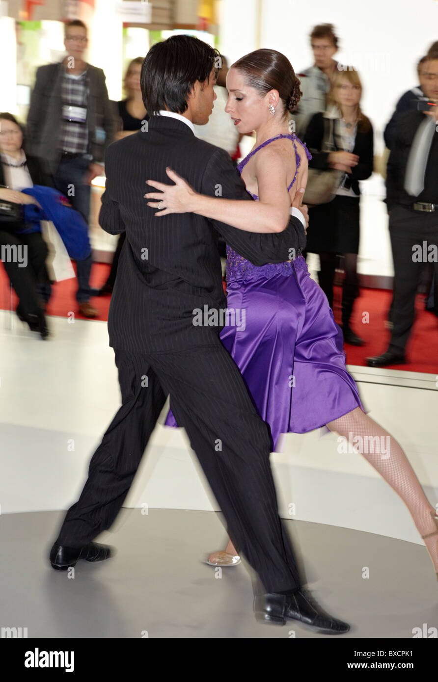 Couple Dancing La Salsa London UK Europe Banque D'Images