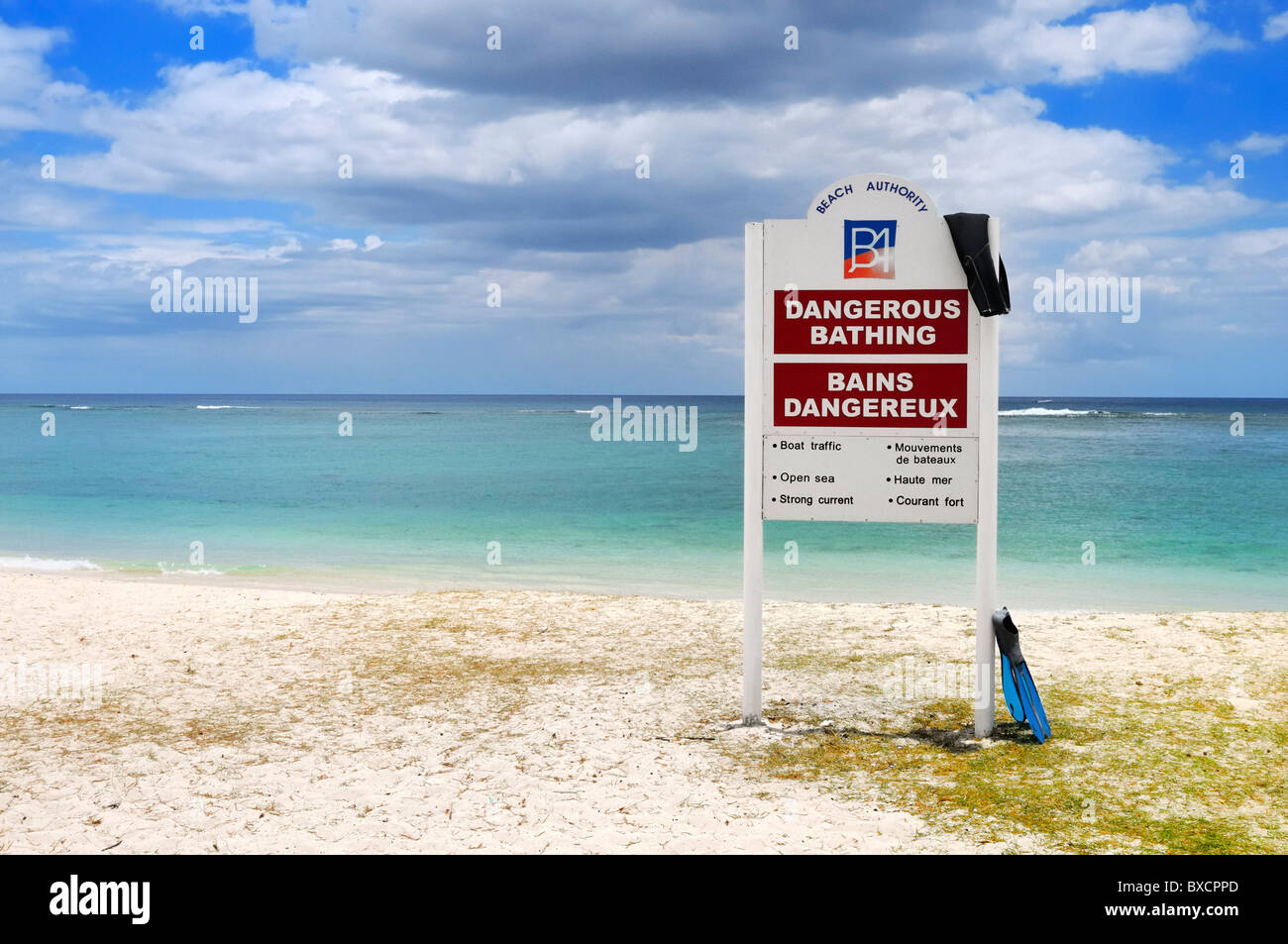 Panneau d'avertissement à la plage de sable blanc de Flic en Flac, Rivière Noire, Ile Maurice. Banque D'Images