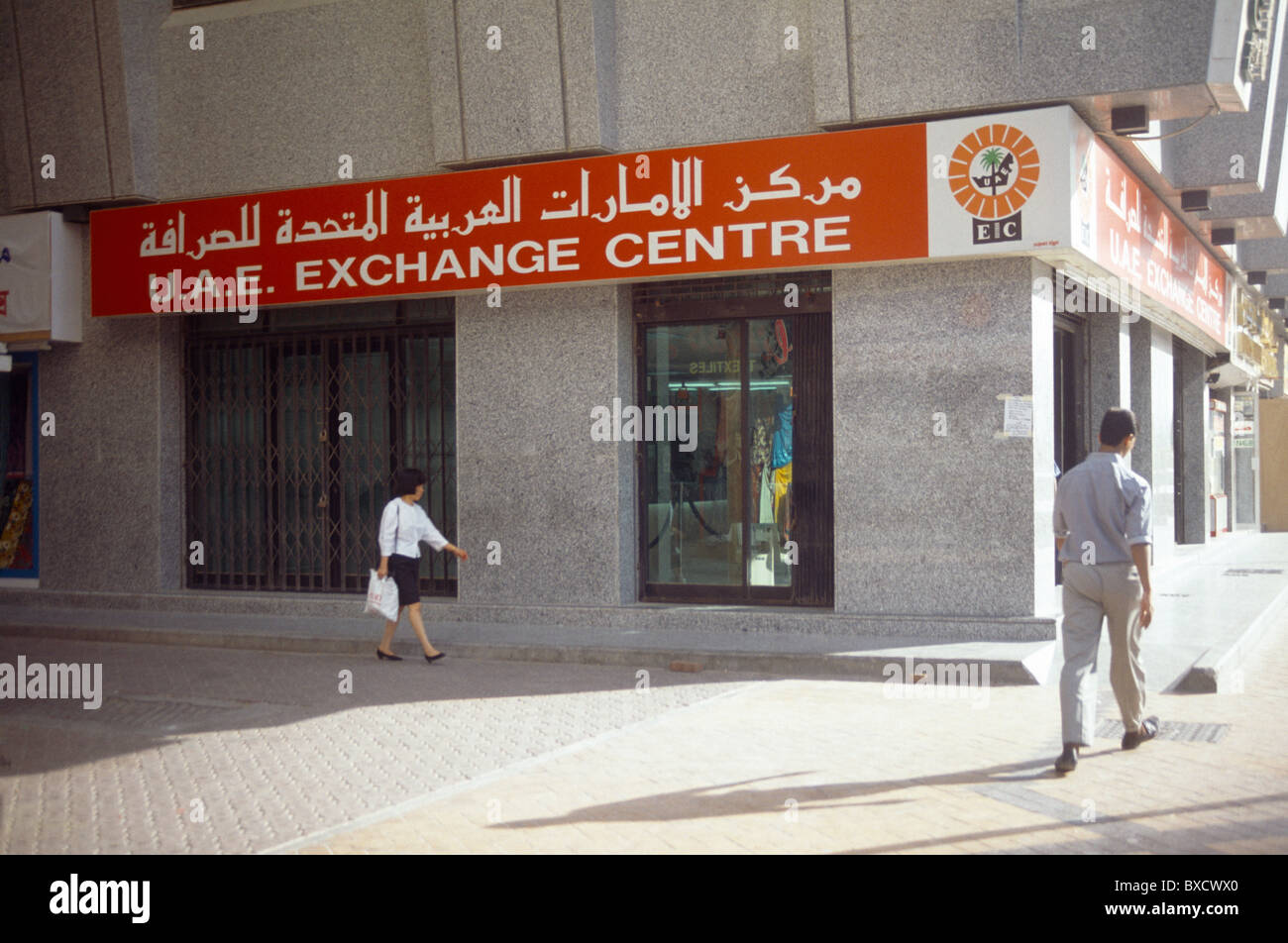 Abu Dhabi UAE personnes marchant par Exchange Center Banque D'Images