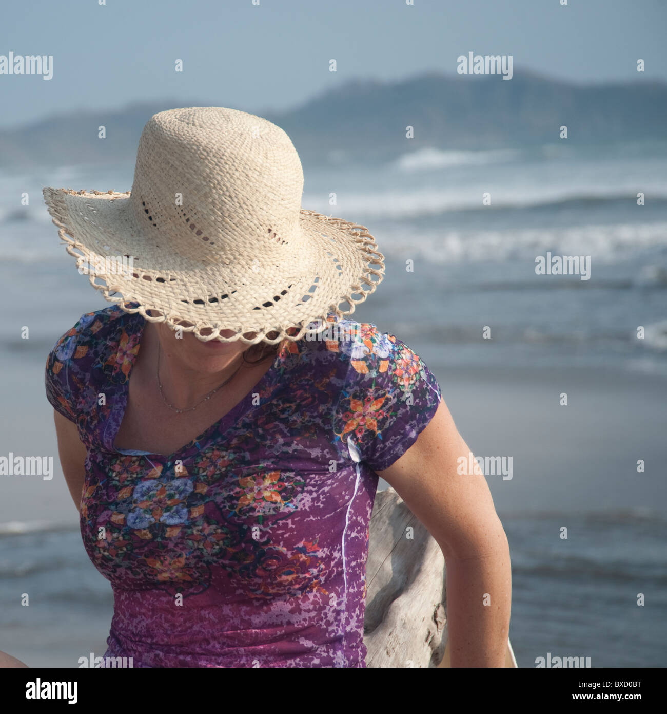 Femme au bord de l'océan à Costa Rica Banque D'Images