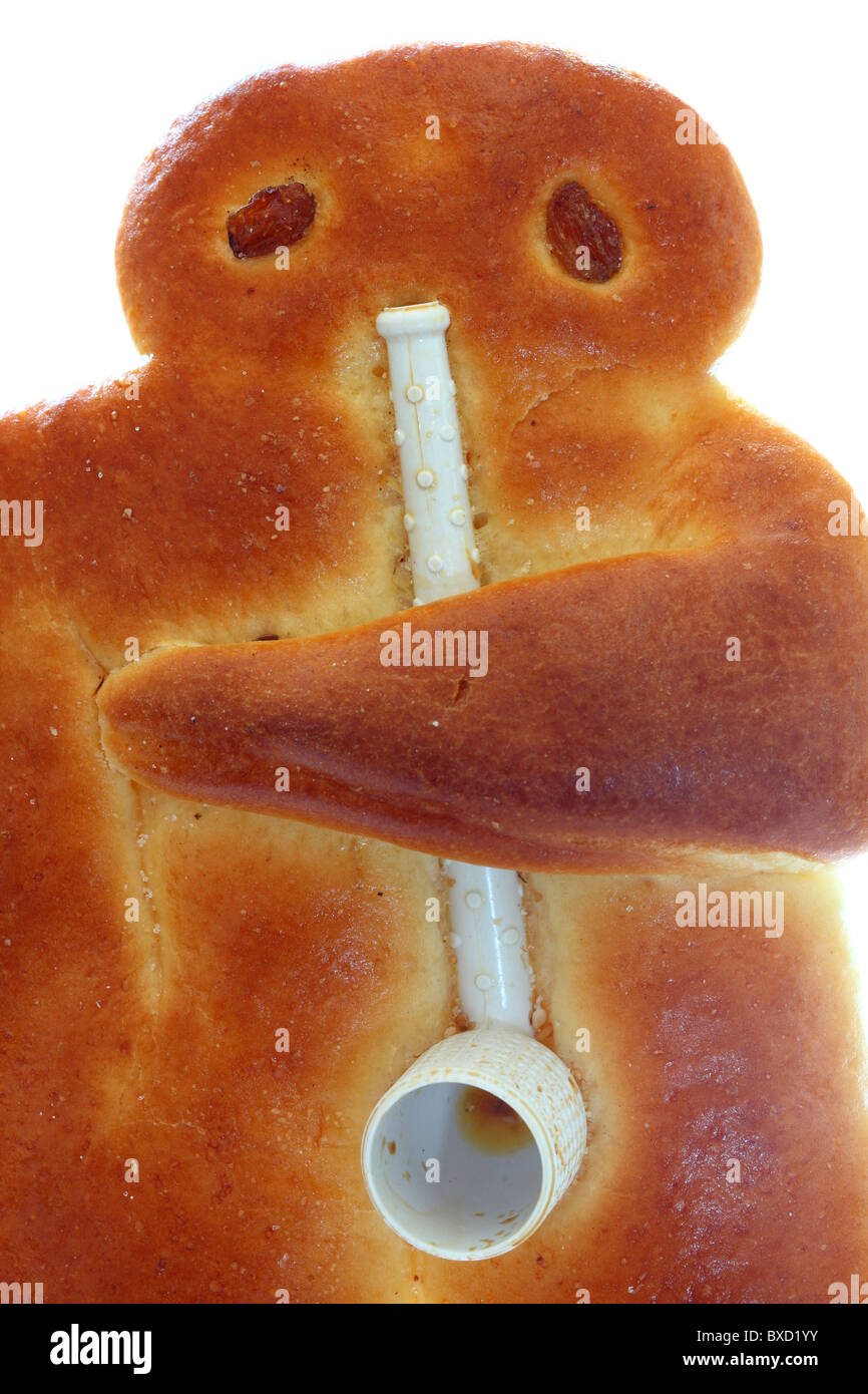 Pâtisserie de saison appelé Stutenkerl, offerts dans la boulangerie en novembre et décembre, la pâte sucrée avec un tuyau de gypse. Banque D'Images