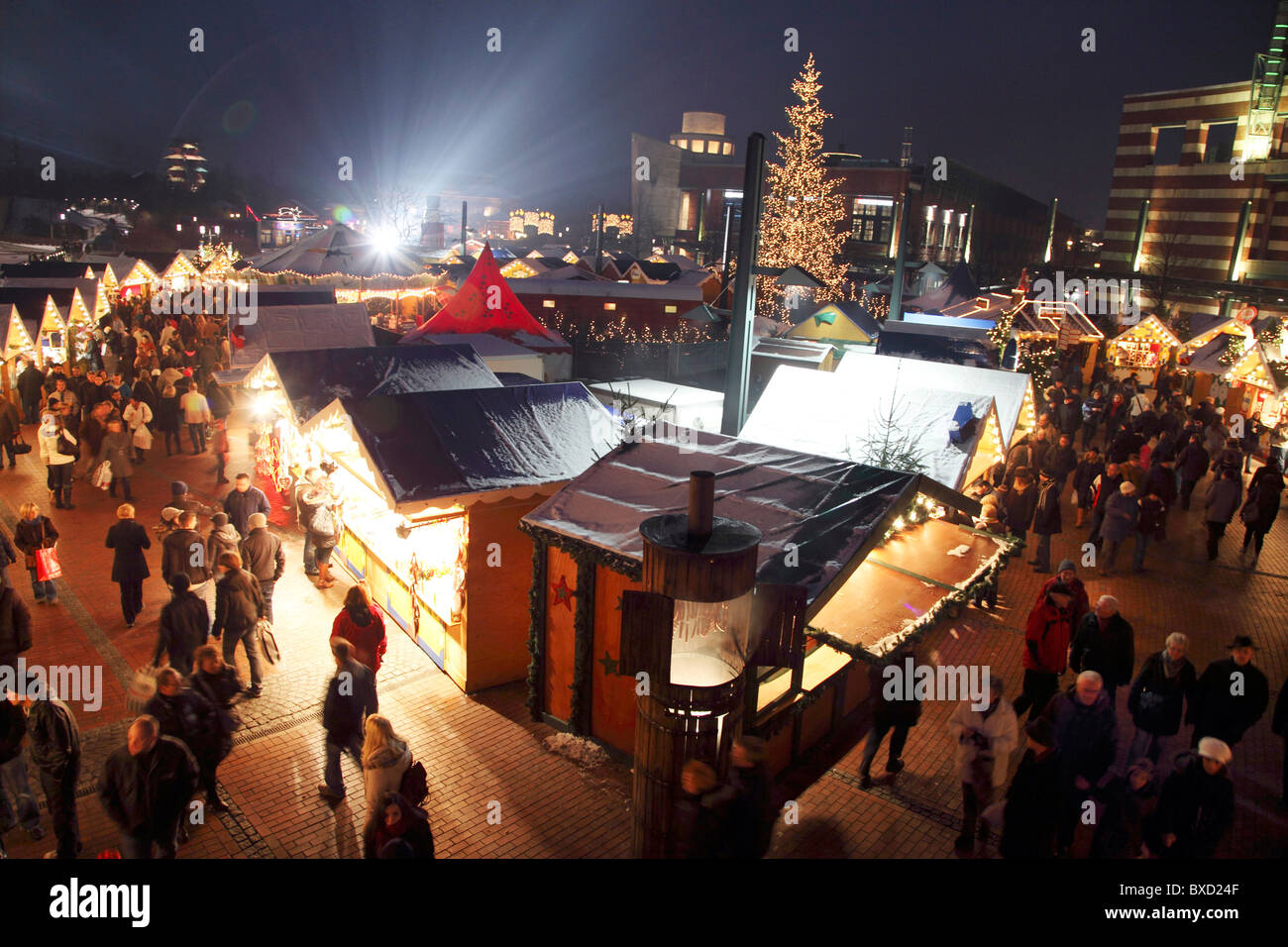 Marché de Noël traditionnel, décoré avec de nombreux stands, au Centro shopping mall, Oberhausen, Allemagne. Banque D'Images