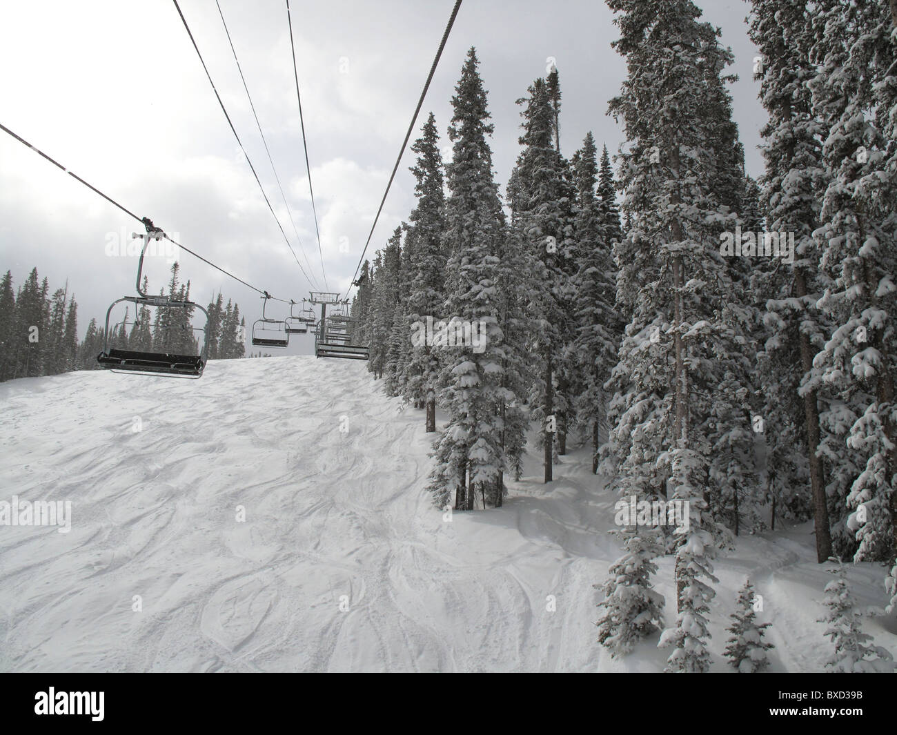 Télésiège sur les pistes de ski de Vail, Colorado Banque D'Images