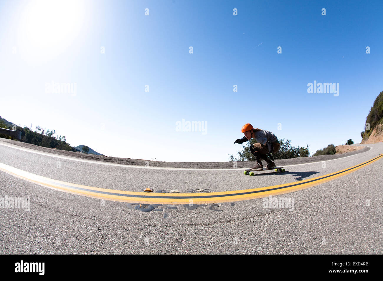 Une descente en planche sur une pente en montagne. Banque D'Images