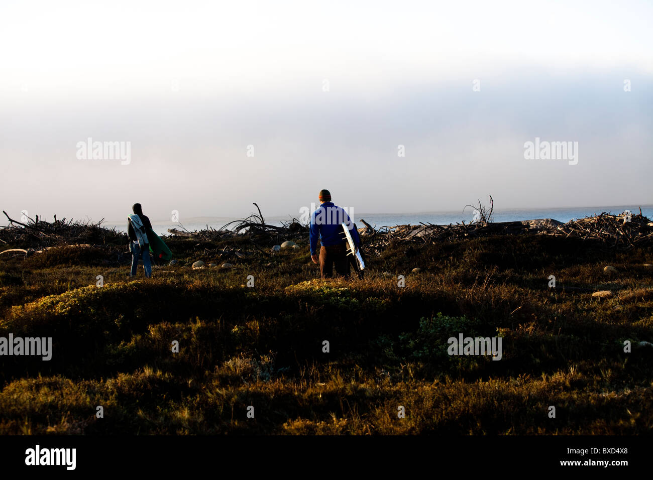 Deux jeunes surfeurs mâles randonnée pédestre le long d'un sentier. Banque D'Images