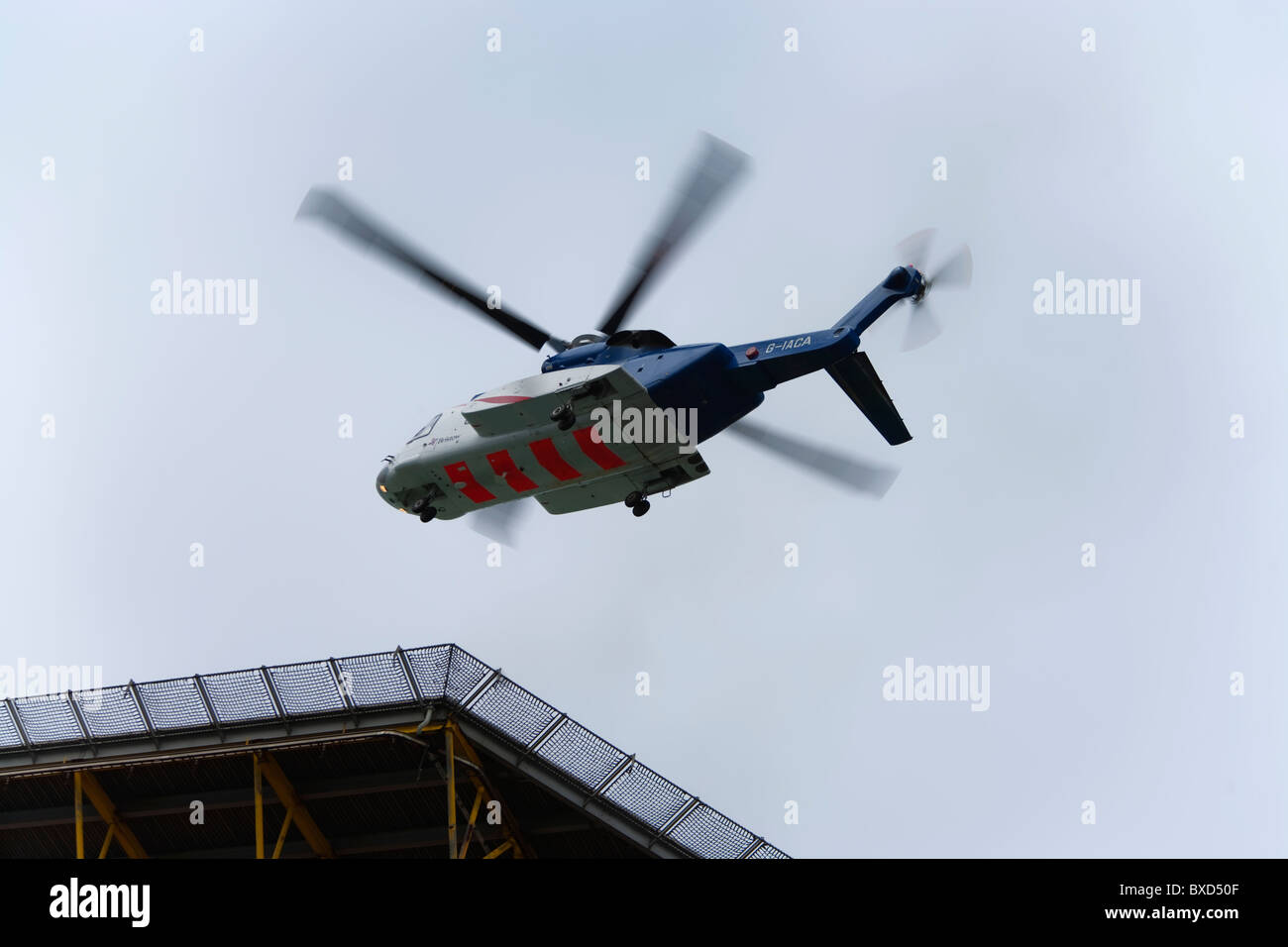 Sikorsky S 92 Bristows Sterne atterrissage sur une plate-forme en mer du Nord Banque D'Images Sikorsky S 92 Bristows Sterne atterrissage sur une plate-forme en mer du Nord Banque D'Images