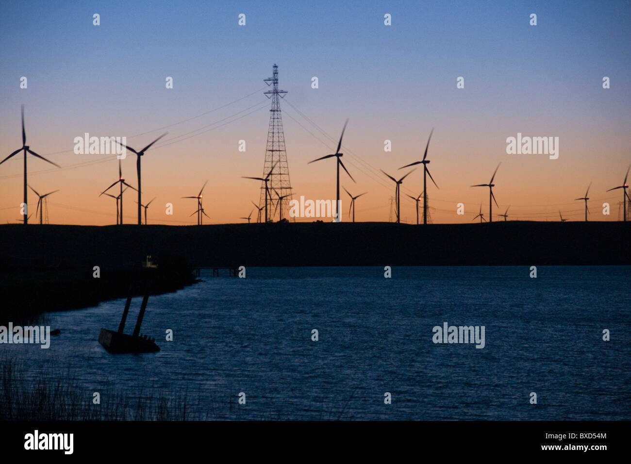 Les éoliennes et les lignes de transmission d'au coucher du soleil, près de San Francisco Banque D'Images