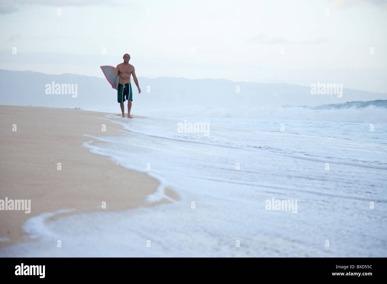 Un surfeur à pipeline, sur la côte nord d'Oahu, Hawaii. Banque D'Images