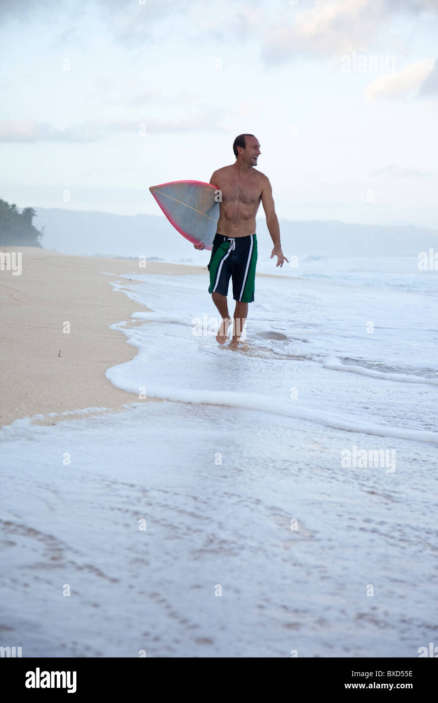 Un surfeur à pipeline, sur la côte nord d'Oahu, Hawaii. Banque D'Images