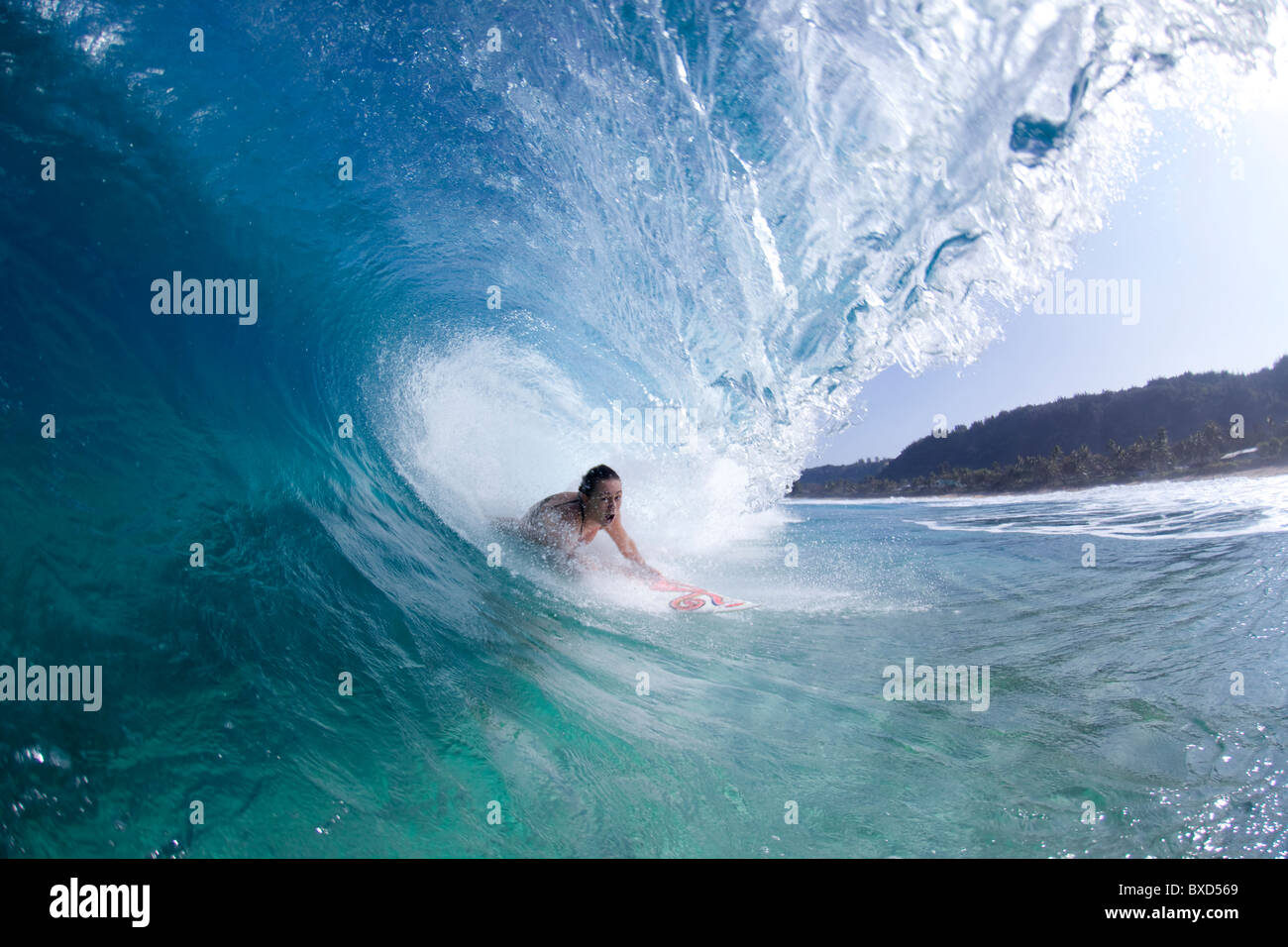Une vue sur l'eau d'un surfer girl dans le tube, à Hawaii. Banque D'Images