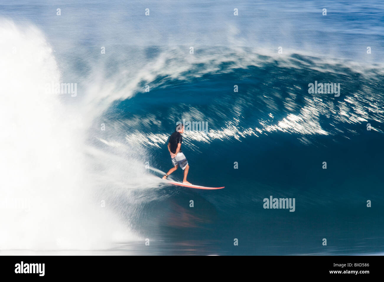 Un surfeur équitation une vague parfaite à Pipeline. Banque D'Images