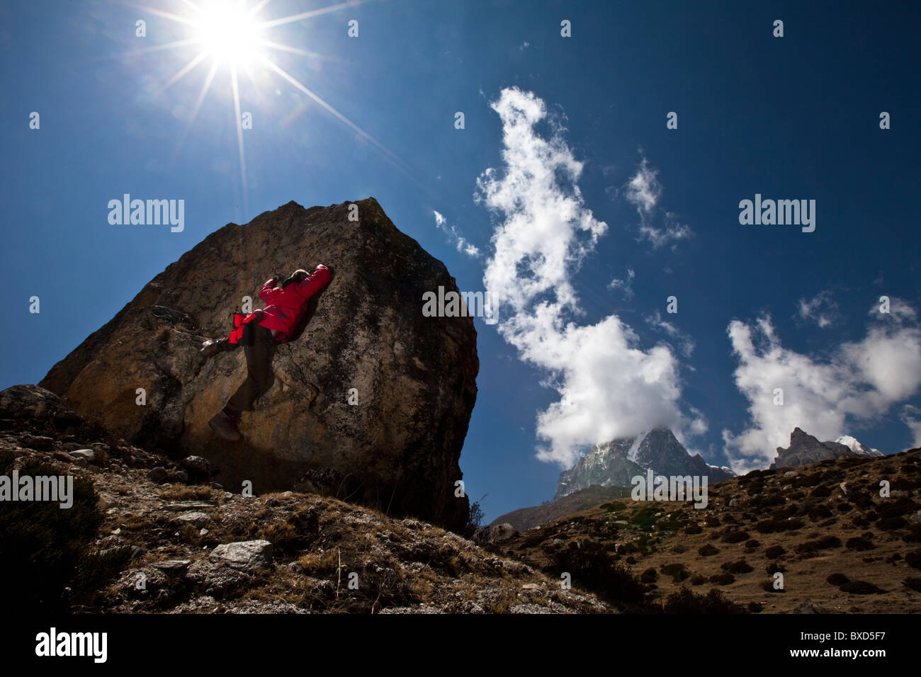 Un grimpeur bouldering en haute montagne du Népal. Banque D'Images