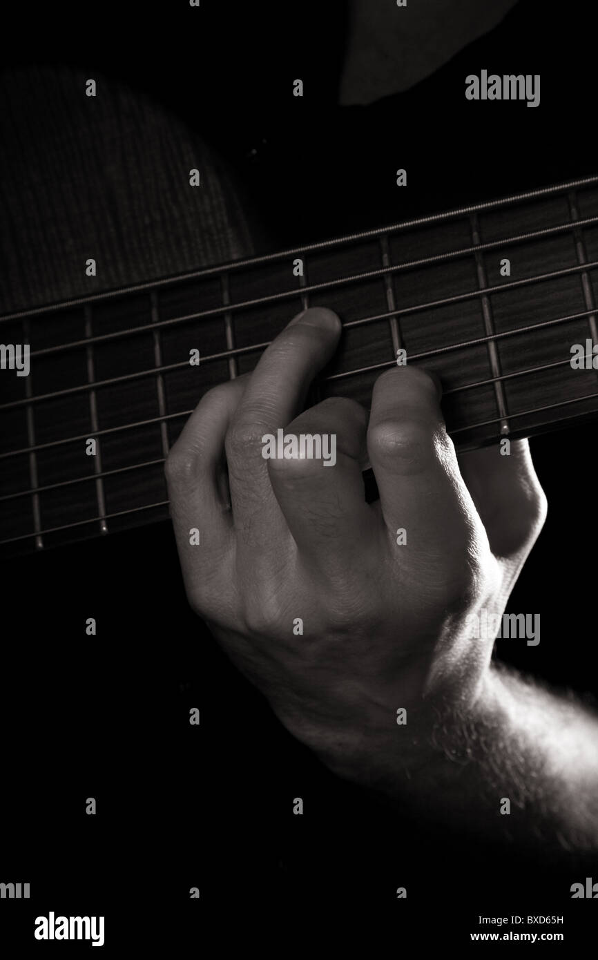 Accord De Septieme Diminuee A Dim7 Jouant Six Cordes Guitare Basse Electrique Fretting Main Gauche Tonique L Image Monochrome Photo Stock Alamy