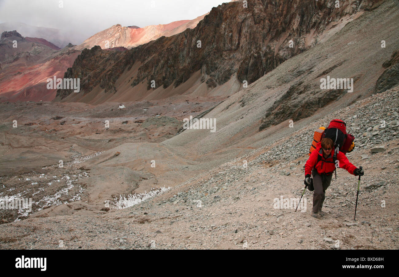 Le transport de l'alpiniste une lourde charge d'un camp sur l'Aconcagua, Andes, Argentine Banque D'Images