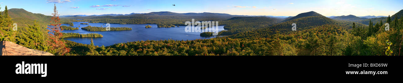 Blue Mountain Lake panorama avec visite d'un hydravion au-dessus, le parc des Adirondacks, NY, USA Banque D'Images