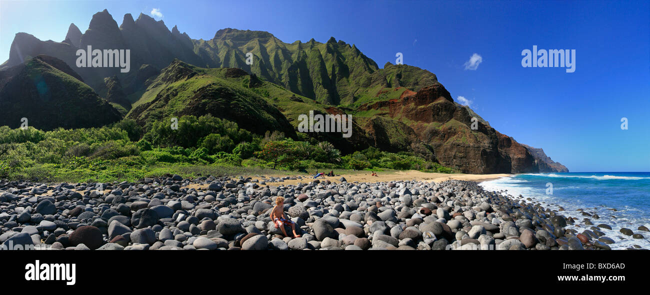 Les randonneurs à la fin de la Kalalau Trail le long de la côte de Na Pali, Kauai, Hawaii Banque D'Images