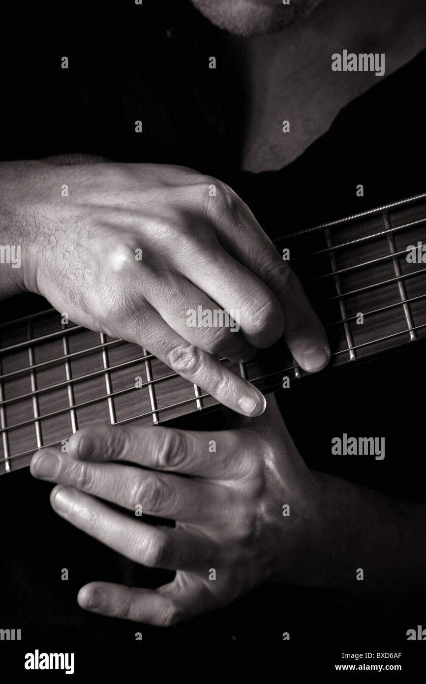 G D'accord sur six cordes guitare basse électrique (main droite tapping  technique) ; tonique ; l'image monochrome Photo Stock - Alamy