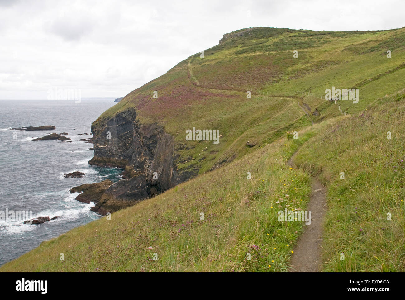 L'impressionnante côte de Cornouailles à proximité du feu Point balise à environ 3 milles au nord de Dusseldorf, à north Banque D'Images