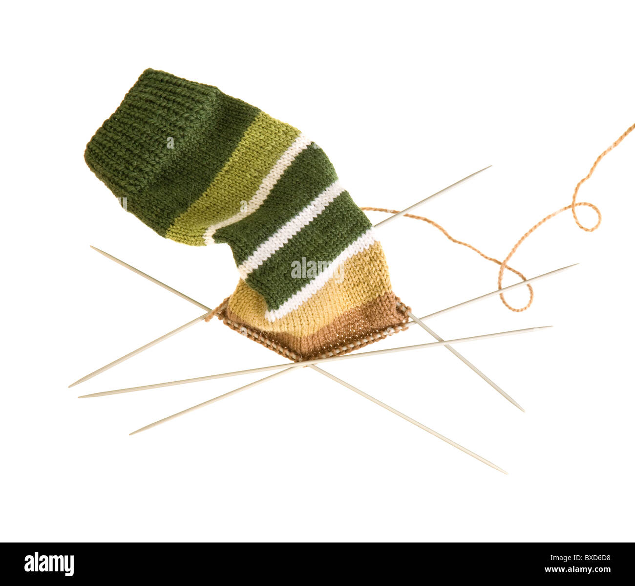 Un tricot de chaussettes à rayures sur cinq aiguilles - travaux en cours Banque D'Images