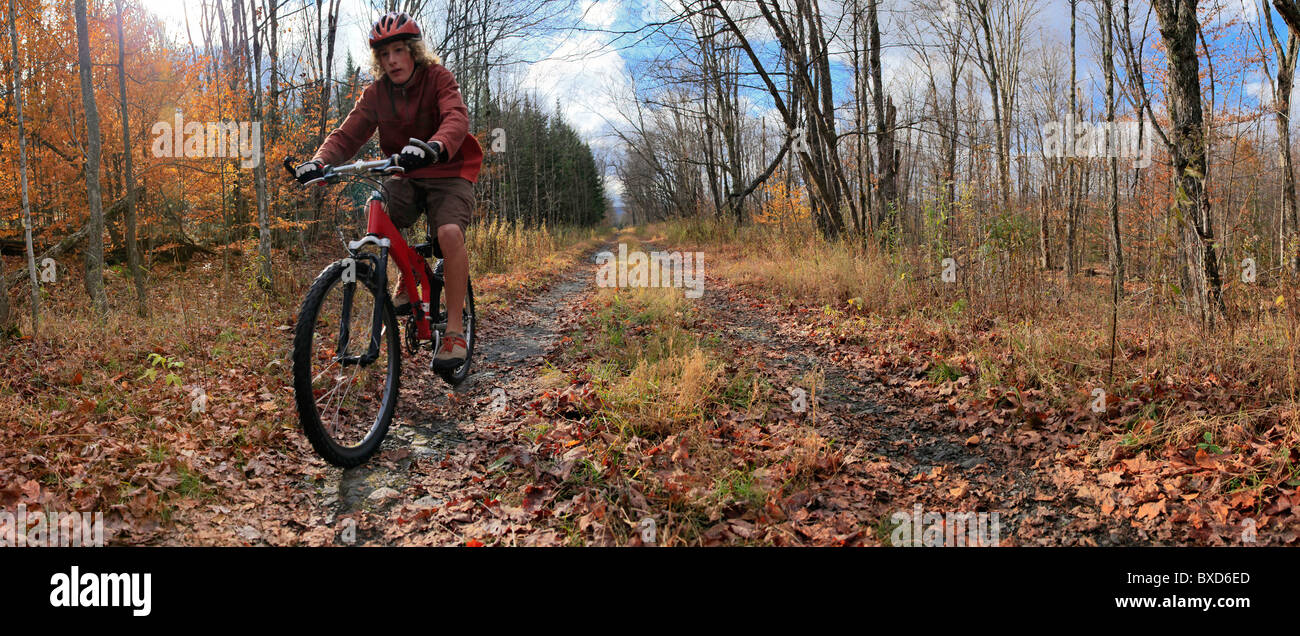 Vélo de montagne équitation à travers les feuilles d'automne, près du lac Eaton, parc des Adirondack, New York State, USA Banque D'Images