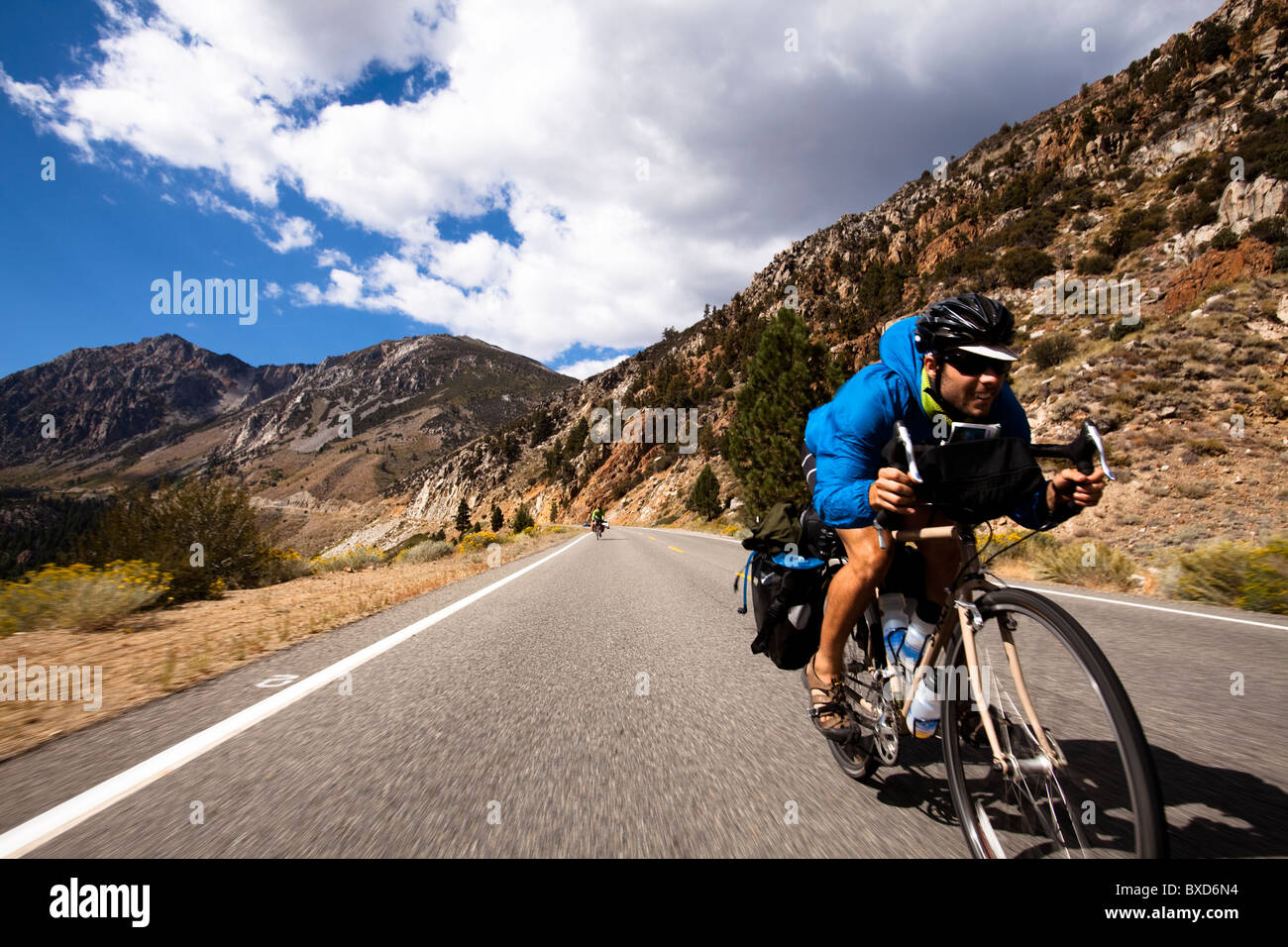 Un homme monte un cycliste vélo de randonnée chargé vers le bas le Tioga  Pass à Yosemite (Californie Photo Stock - Alamy
