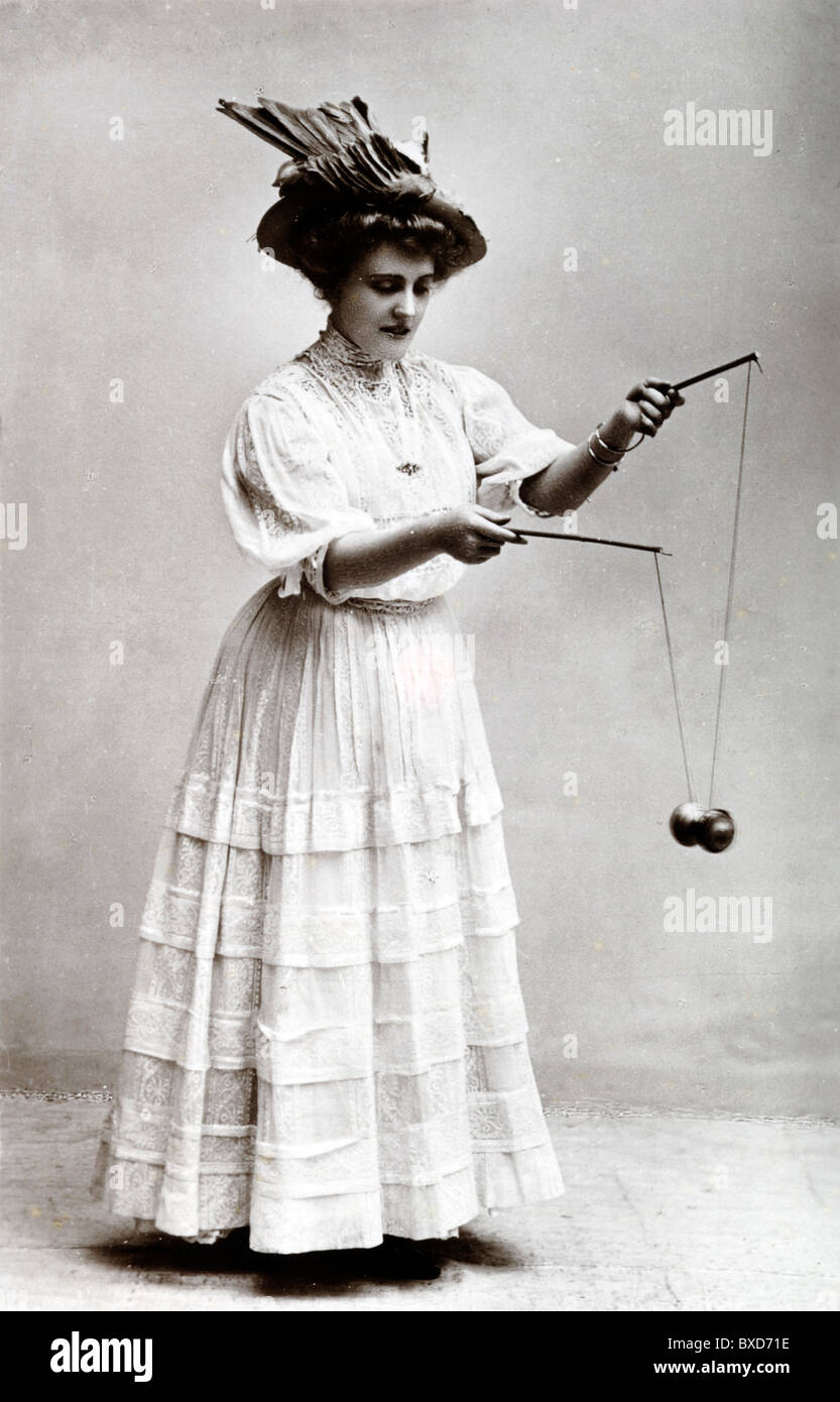 Femme anglaise édouardienne jouant avec un Diabalo (c1910) Angleterre Banque D'Images