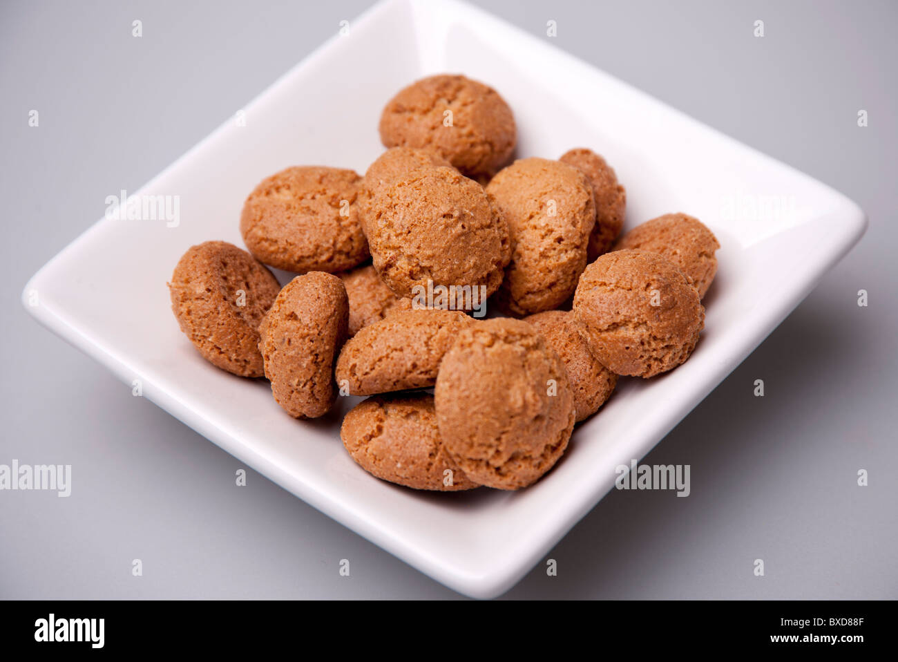 Biscuits aux amandes dans un bol Banque D'Images