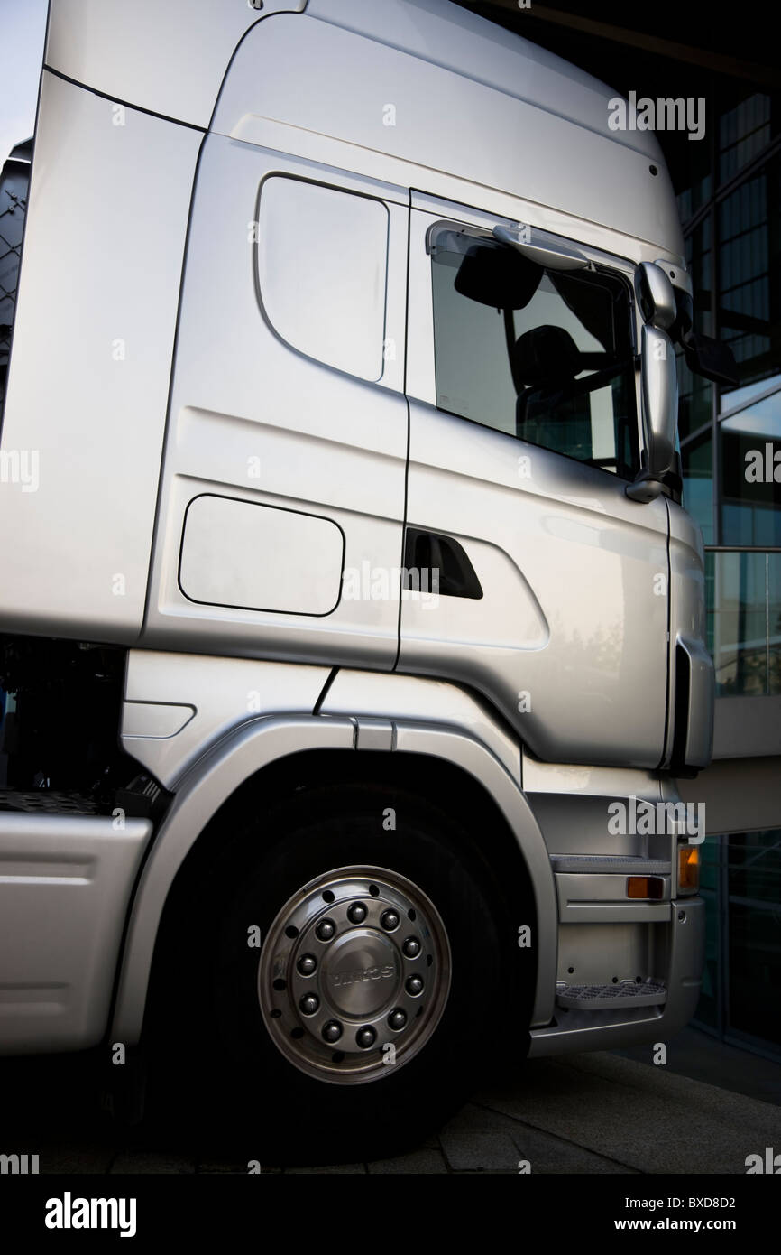 Camion Scania semi truck camion transport transport automobile Industrie du camionnage logistique cabine lumière argentée véhicule Banque D'Images