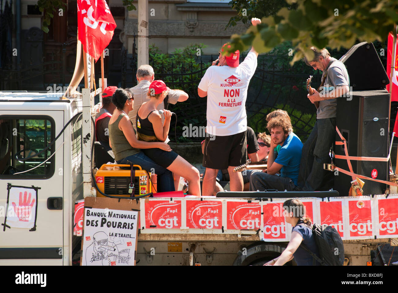 Juin 2010, le Syndicat Français CGT FLOTTENT À LA MUSIQUE DE PROTESTATION POUR PENSION AU 60s STRASBOURG ALSACE FRANCE Banque D'Images