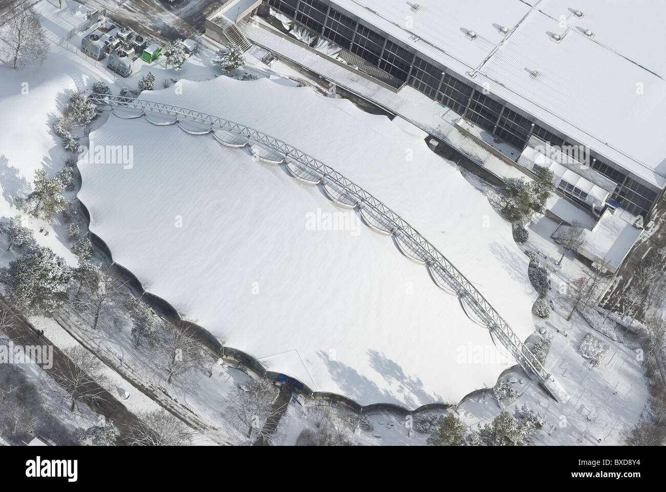 Vue aérienne de l'architecture moderne en hiver avec de la neige Banque D'Images