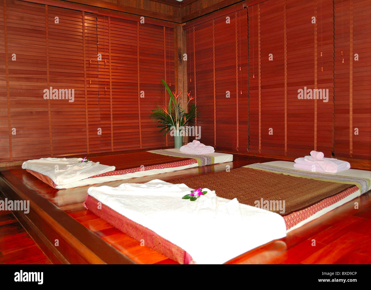 Lits de massage au spa de l'hôtel de luxe, l'île de Samui, Thaïlande Banque D'Images