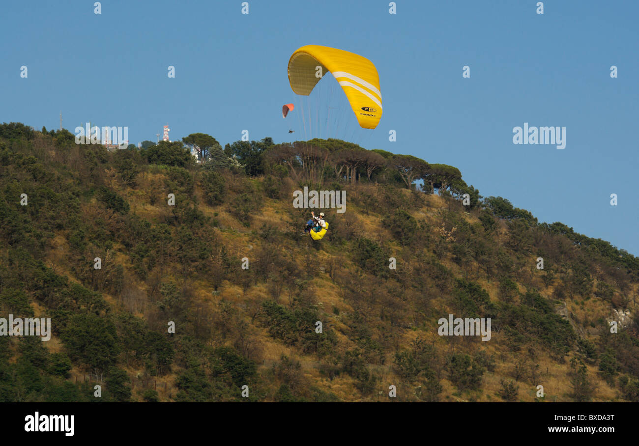 Parapente sur le lac d'Albano, région des Castelli Romani, à l'été Banque D'Images