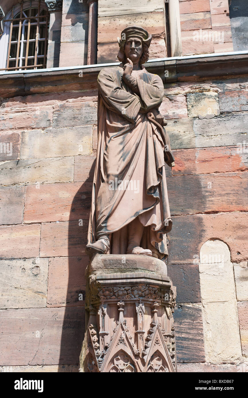 Erwin von Steinbach statue par la cathédrale Notre-Dame, Strasbourg, Alsace, France Banque D'Images