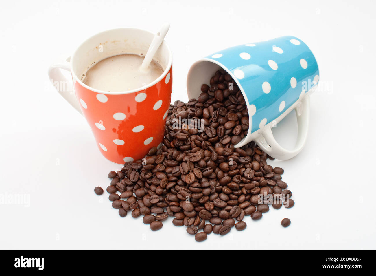 Tasses à café avec café en grains Banque D'Images