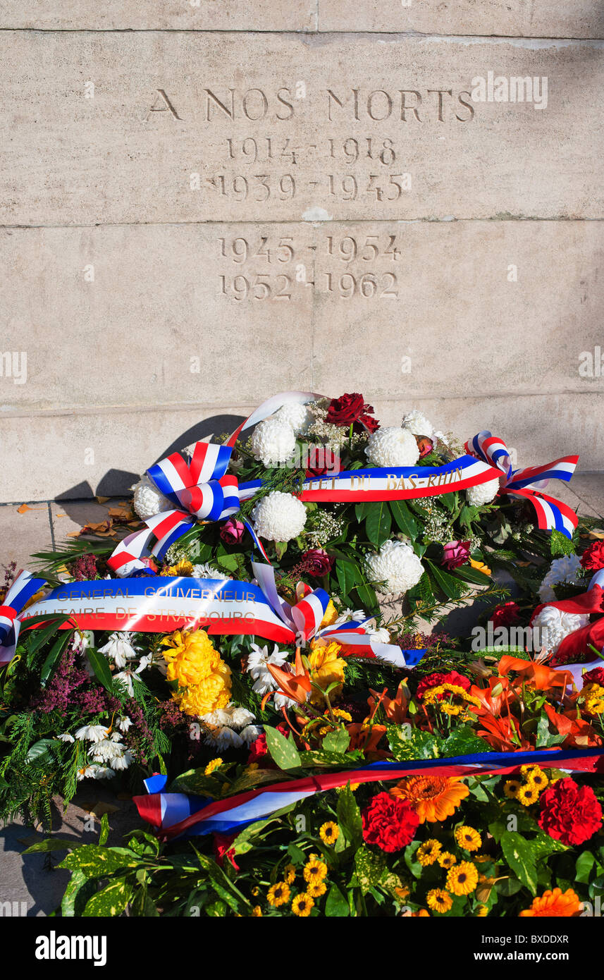 Gerbes De Fleurs Pour Le Jour Du Souvenir Au Monument Aux Morts Banque gerbes-de-fleurs-pour-le-jour-du-souvenir-au-monument-aux-morts-banque