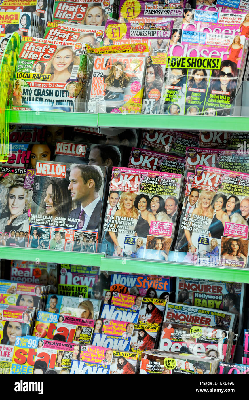 Magazines à vendre sur le stand de nouvelles à Asda Supermarket, Royaume-Uni Banque D'Images