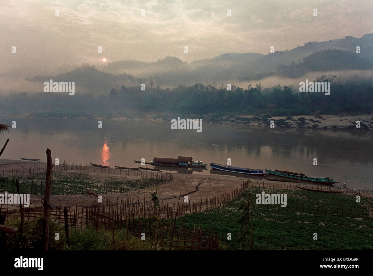 Laos.Le Mékong, à l'aube. Banque D'Images