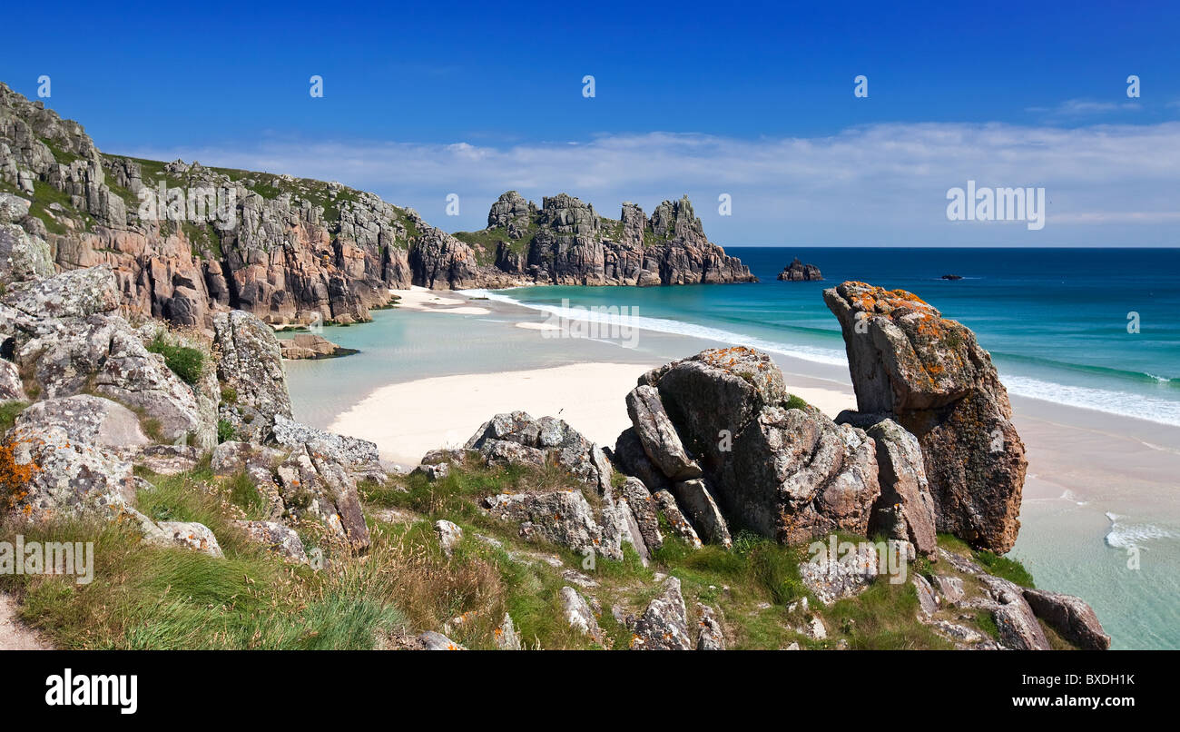 Les falaises de Treen à Porthcurno Logan Rock, West Cornwall Banque D'Images