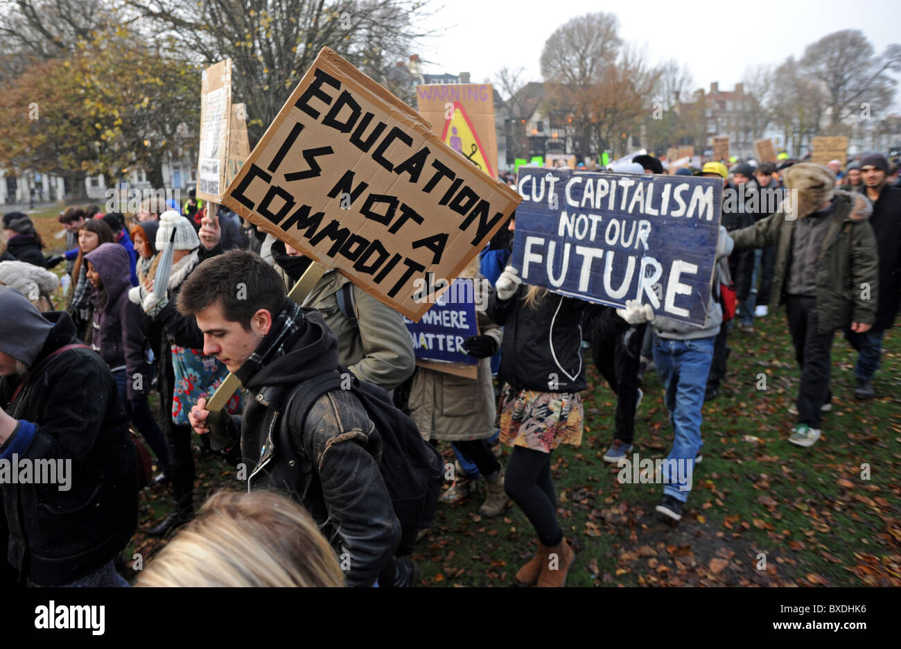 Grande manifestation à Londres contre le gouvernement avait réduit le financement de l'enseignement supérieur - à commencer les manifestants défilant avec des pancartes Banque D'Images