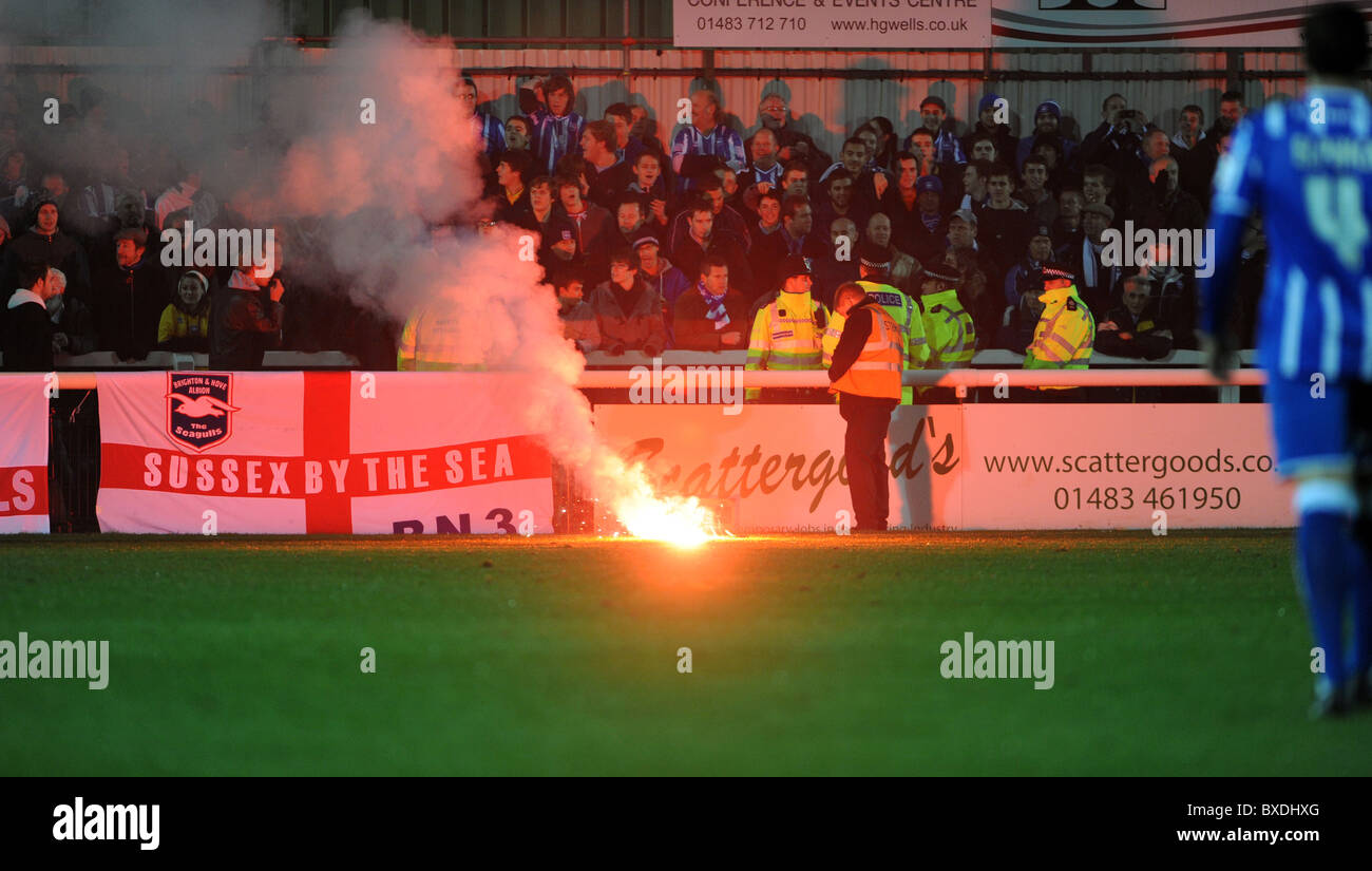 Le club de football de Woking, stewards se précipiter au loin fans après que l'un d'eux vous permet de désactiver une poussée après le match terminé Banque D'Images