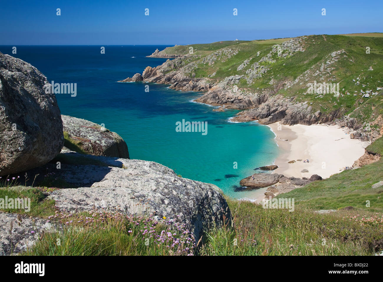 Vue sur la plage de Porth chapelle près de Porthcurno, St Levan, West Cornwall, UK Banque D'Images