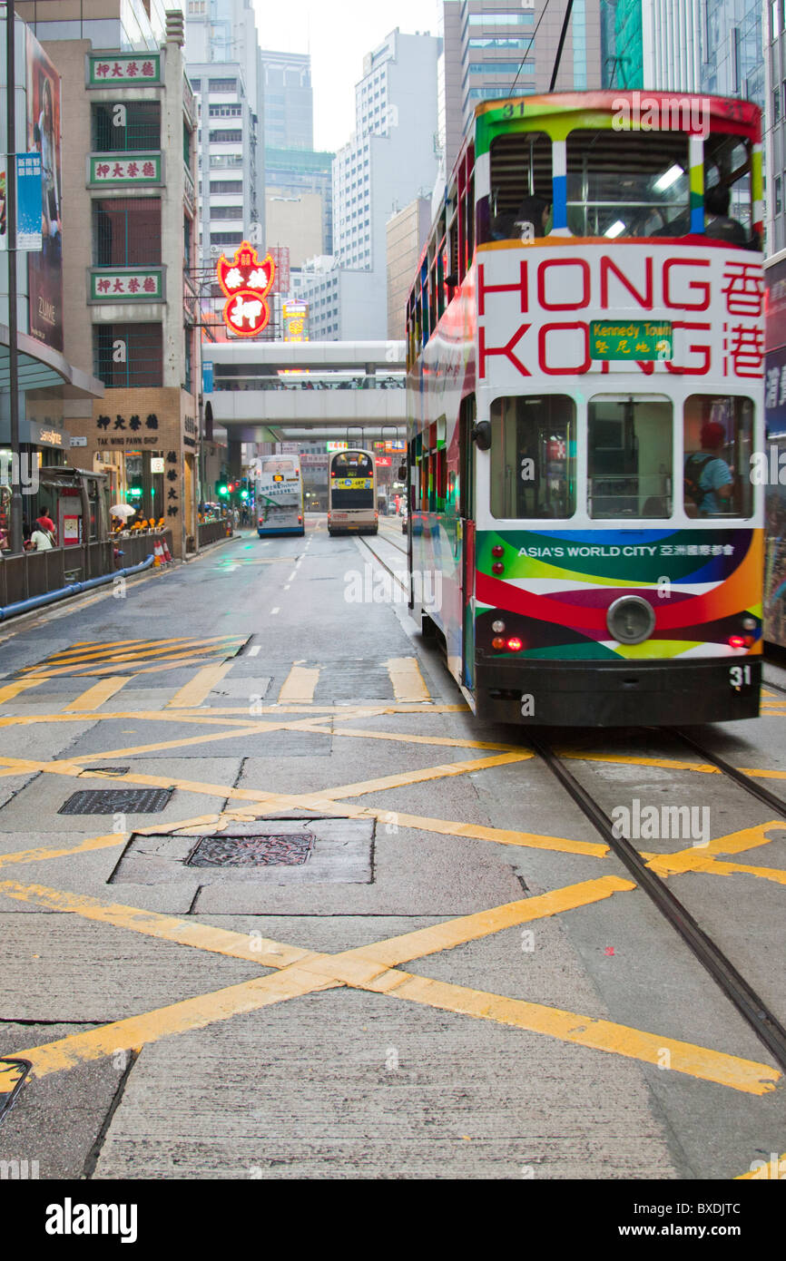Tramway colorés dans le quartier central de l'île de Hong Kong, Hong Kong, Hong Kong tramways tramways, tramway, transport de Hong Kong, Hong Kong hong kong tramways Banque D'Images
