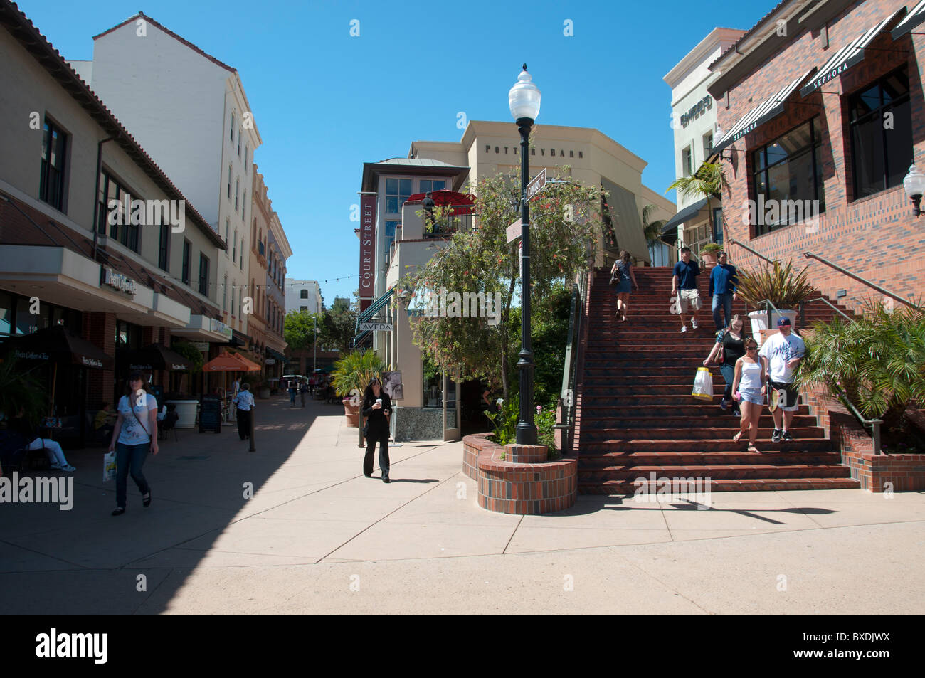 Le centre-ville de San Luis Obispo a ancienne mode et dispose d''un marché de producteurs le jeudi soir avec un barbecue, bar-b-que, les fournisseurs extérieurs. Banque D'Images