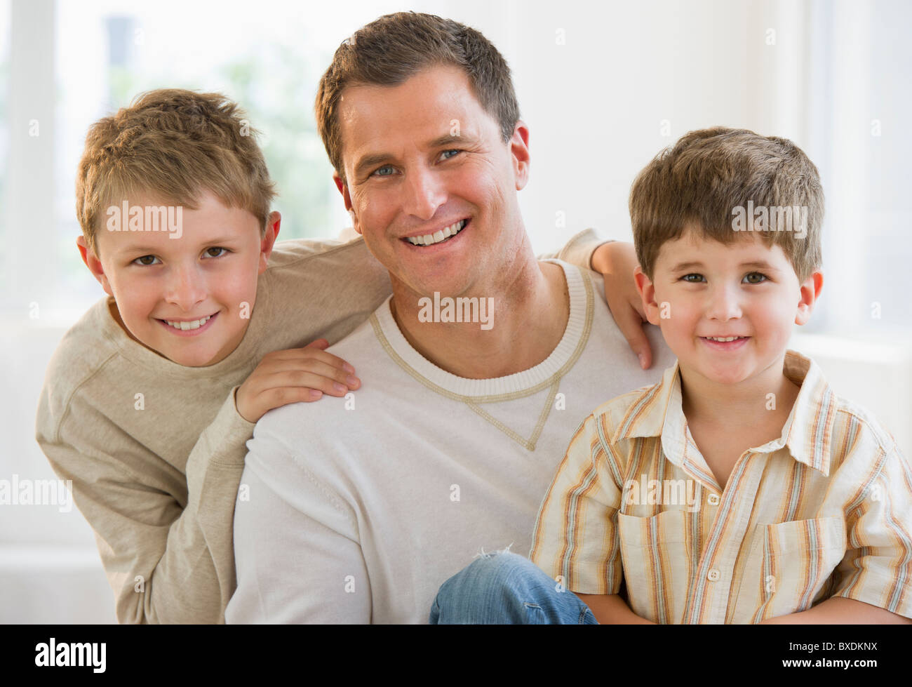 Le père et ses deux fils Banque D'Images