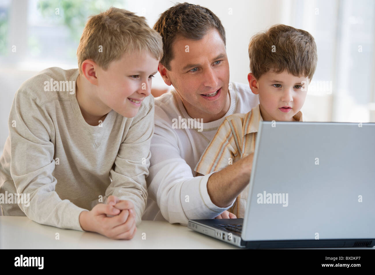 Père et fils looking at laptop Banque D'Images